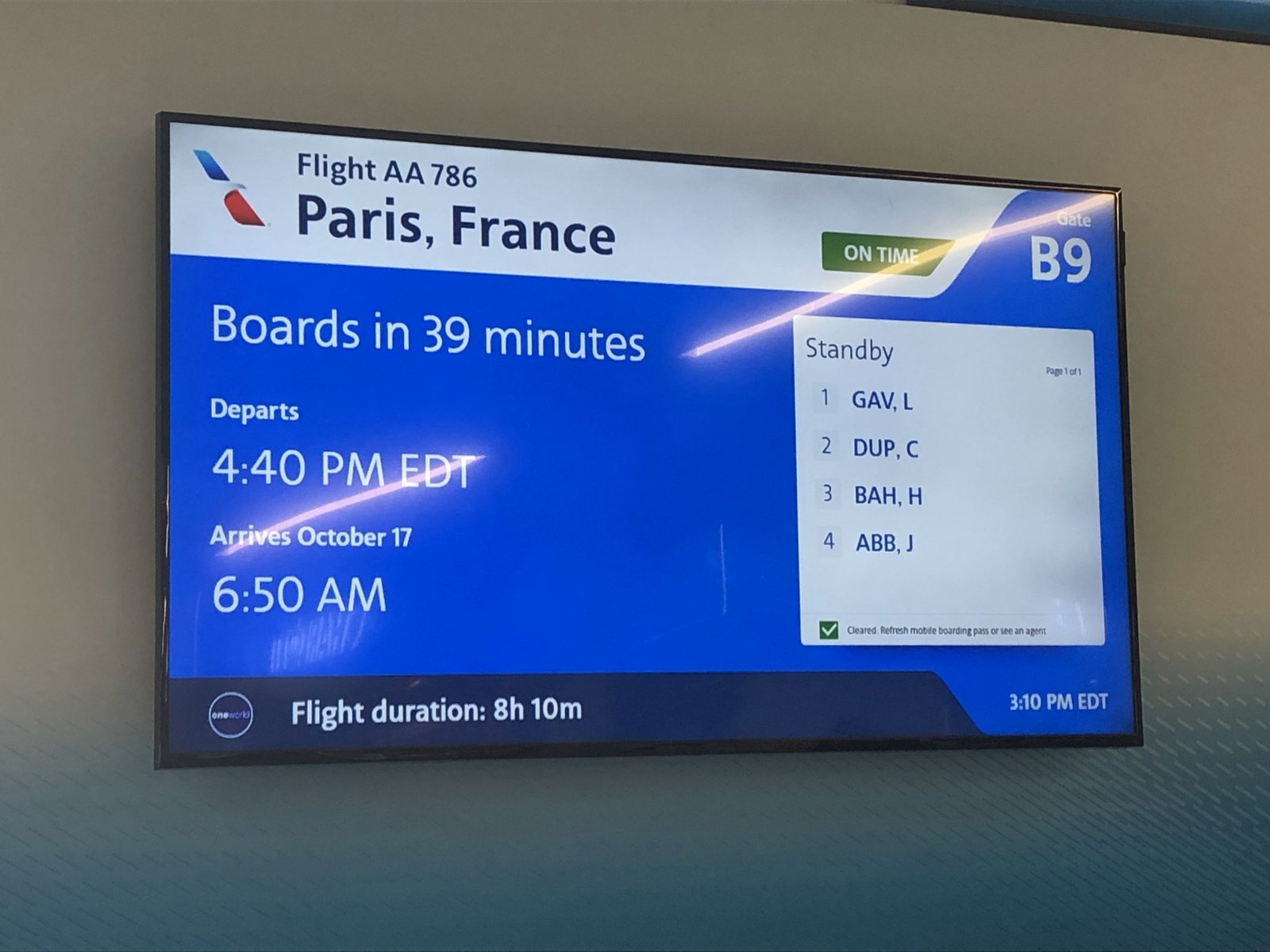 Image of the airport gate screen showing Paris flight departure