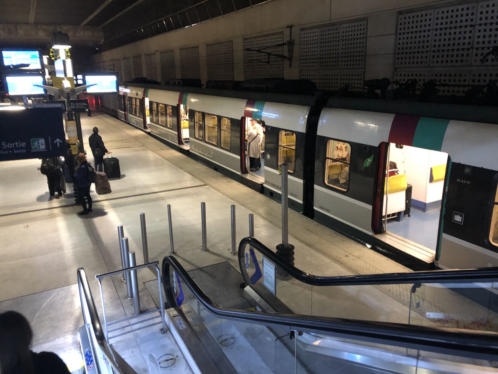 Image of escalator descending to Paris Metro platform